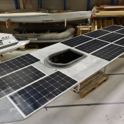 Zonnepanelen op het dek van de nieuwe HAN Solarboat